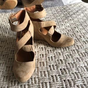 🆕 CROWN VINTAGE HEELED WEDGED IN SUEDE-LIKE TAN